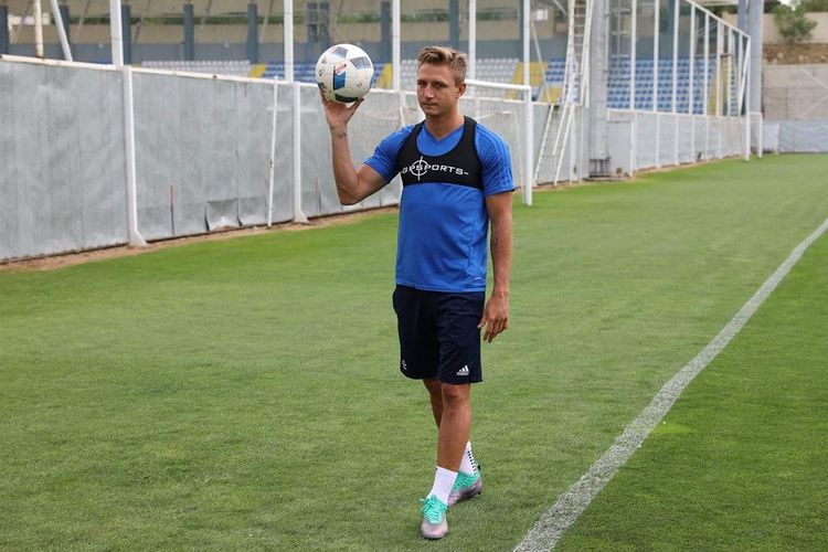Jezniçak “Qarabağ”ın futbolçusunu yanına aparır