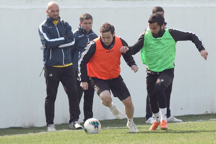 "Futbolçuların hamısını nəzarətdə saxlamaq asan deyil" - Jelko Sopiç