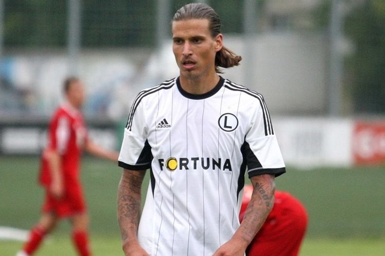 Millinin futbolçusu 3 aylıq həbs edildi - evdən çıxdığı üçün