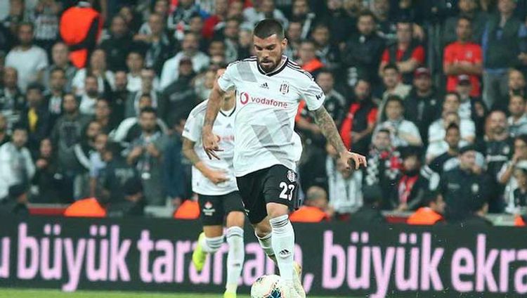 “Beşiktaş” portuqaliyalı müdafiəçi ilə vidalaşdı