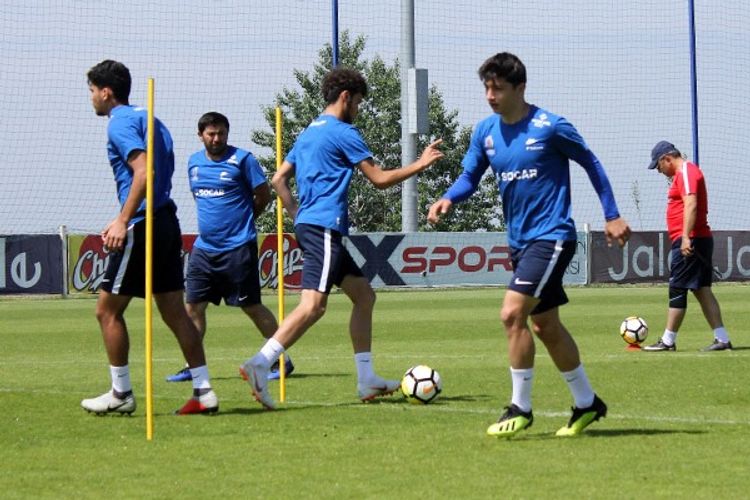 "Bəzi klublar futbolçulara fərdi məşq planı verməyib" - millimizin baş məşqçisi