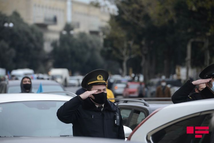 Azərbaycanda Vətən müharibəsi şəhidlərinin xatirəsi bir dəqiqəlik sükutla yad edildi - FOTOSESSİYA