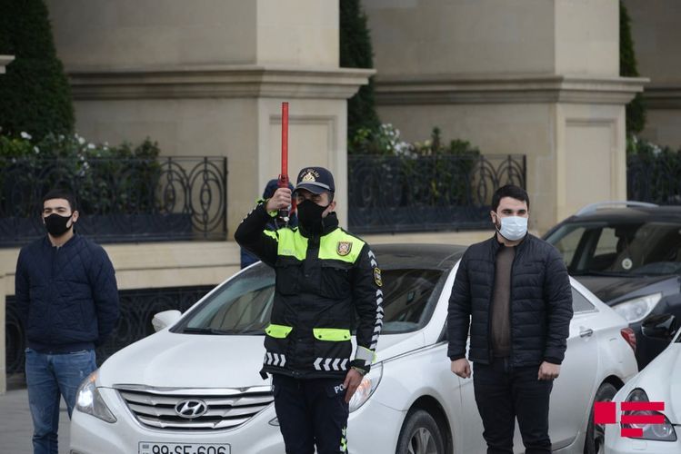 Azərbaycanda Vətən müharibəsi şəhidlərinin xatirəsi bir dəqiqəlik sükutla yad edildi - FOTOSESSİYA