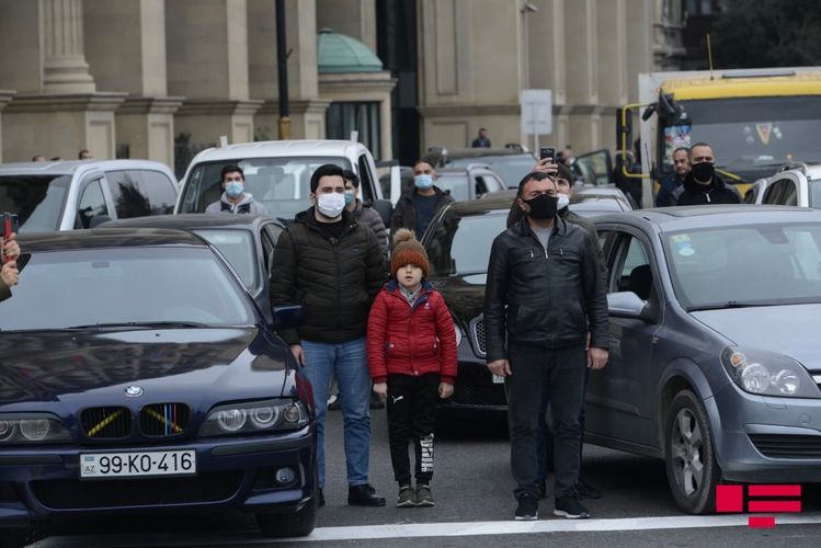 Azərbaycanda Vətən müharibəsi şəhidlərinin xatirəsi bir dəqiqəlik sükutla yad edildi - FOTOSESSİYA