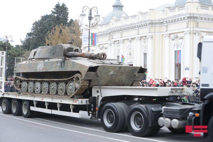 Düşməndən ələ keçirilən hərbi qənimətlərin bir qismi Zəfər paradında - FOTOSESSİYA