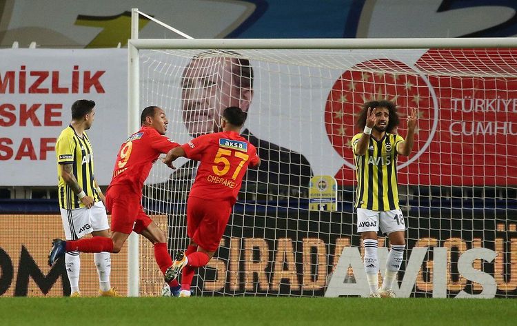 Evdə darmadağın oldu – “Fənərbaxça”