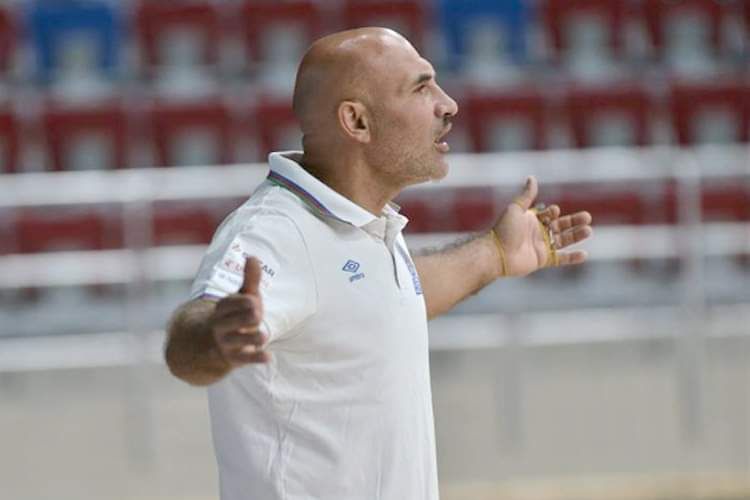 Yığmanın baş məşqçisinə ağır cəza - futbolçularını söydüyü üçün