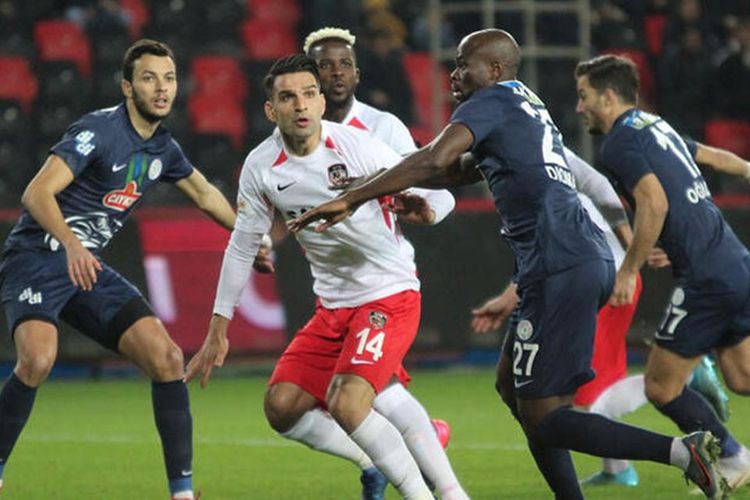 "Antalyaspor" 3 xalla təhlükəli zonadan çıxdı