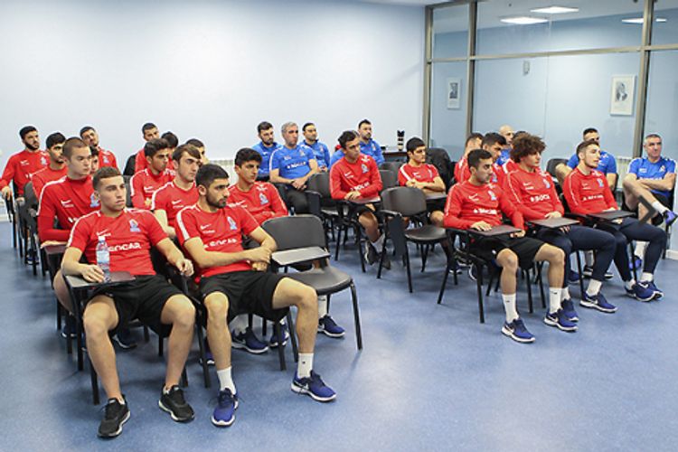 Millinin futbolçuları danışılmış oyunlarla bağlı bir araya toplaşdılar