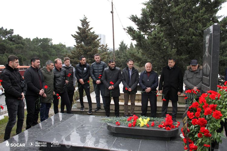 "Neftçi" Anatoli Banişevskinin qəbrini ziyarət etdi