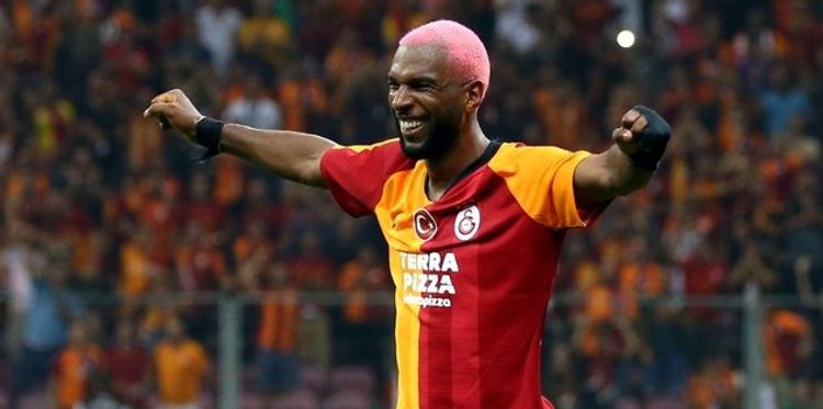 “Ayaks” “Qalatasaray”ın futbolçusunu aparır