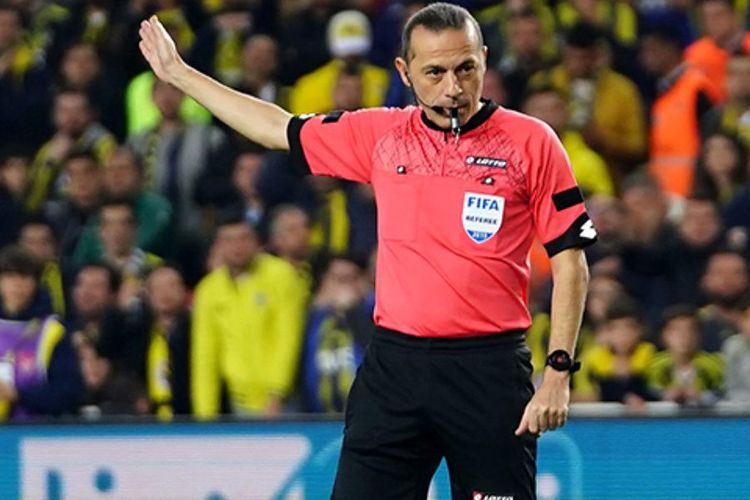Cüneyt Çakır FİFA hakimliyindən çıxarılır