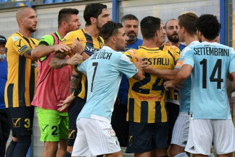 İtaliyada dava - futbolçu xəstəxanalıq oldu