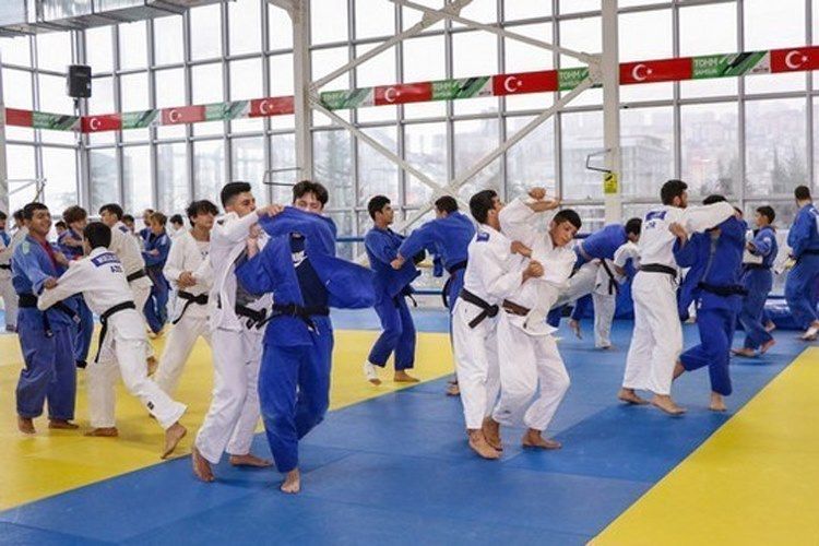 Milli komandalarımızın baş məşqçiləri ilə müqavilə uzadıldı