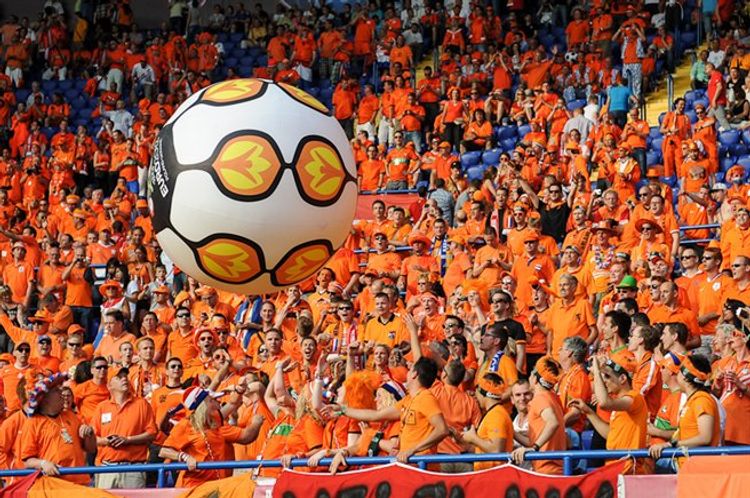 Oxumaq qadağan olunur – tribunalarda