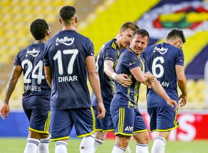 "Trabzonspor" autsayder önündə büdrədi, "Fənərbaxça" son dəqiqə qoluna sevindi