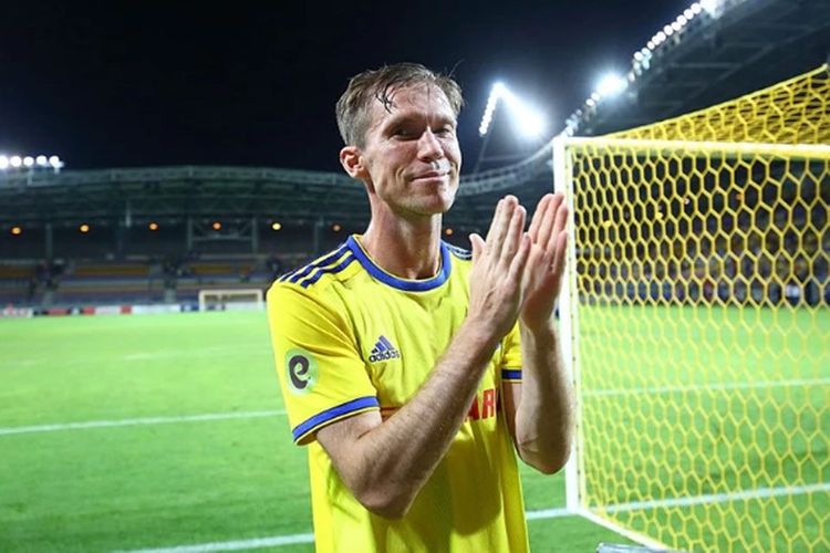 Belarus futbolunun əfsanəsi karyerasını bitirdi