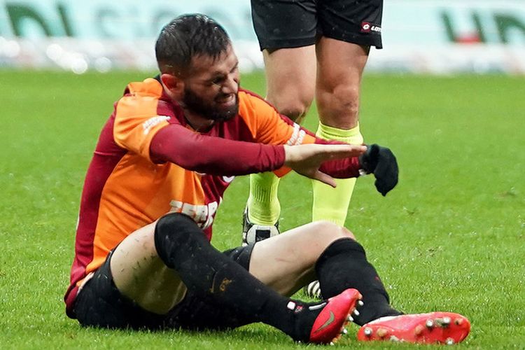 Əli qırıldı - “Qalatasaray”ın futbolçusunun