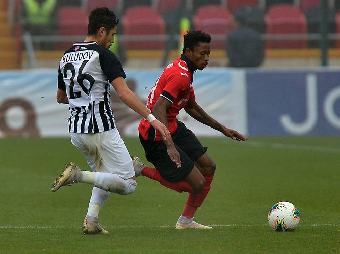 Mozambikli futbolçuya elçi düşdü – “Neftçi”
