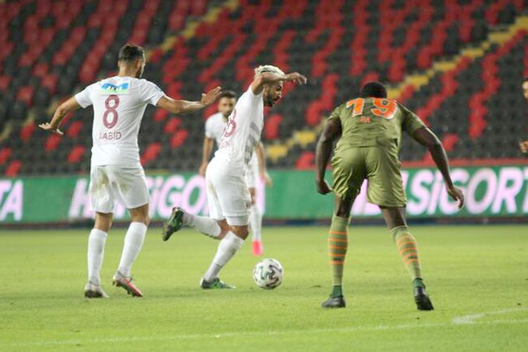 Çempion debütanta uduzdu – Super Liqada