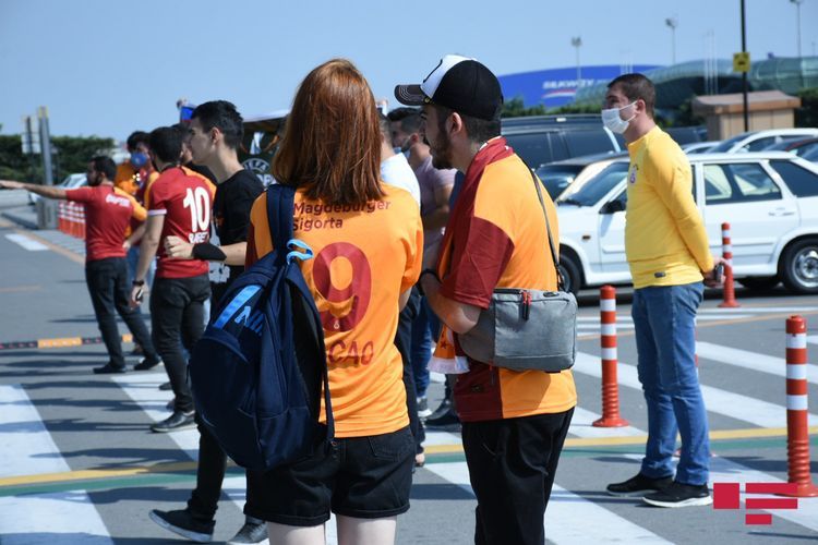 "Qalatasaray" gül-çiçəklə qarşılandı - FOTOSESSİYA