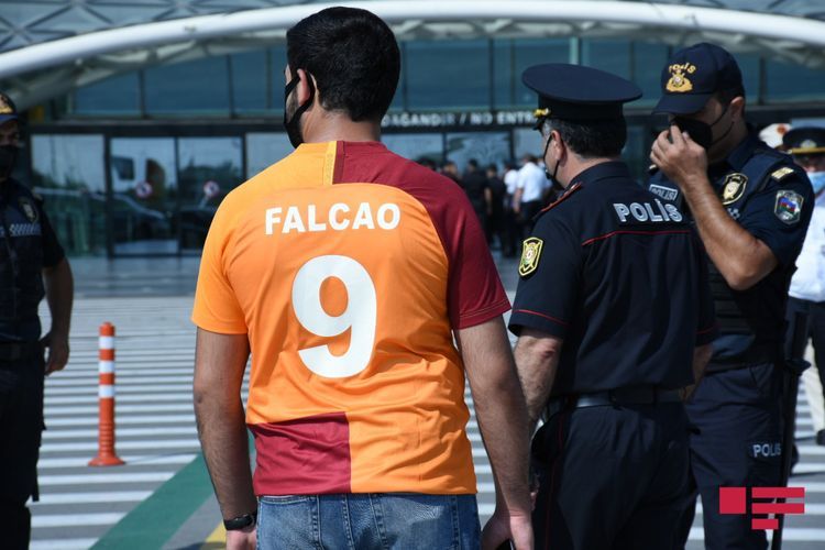 "Qalatasaray" gül-çiçəklə qarşılandı - FOTOSESSİYA