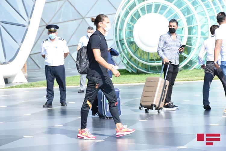 "Qalatasaray" gül-çiçəklə qarşılandı - FOTOSESSİYA