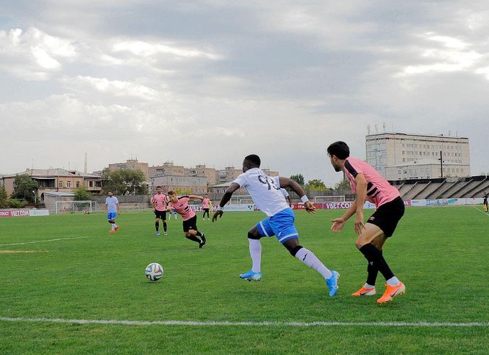 Bütün futbol turnirləri dayandırıldı - Ermənistanda