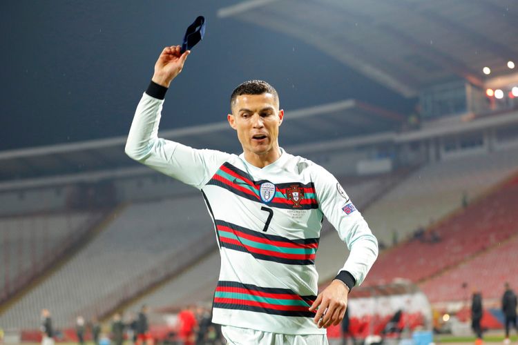 63,7 min dollara satıldı – Ronaldonun yerə çırpdığı sarğı