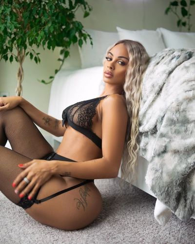Futbolçuları “əlcək” kimi dəyişən model - FOTOSESSİYA