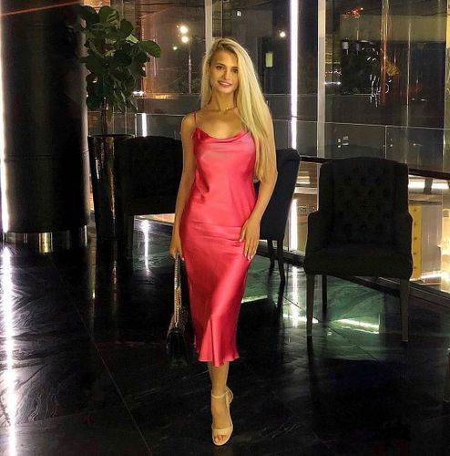 Klub televiziyasının aparıcısı pərəstişkarlarını aldatdı - FOTOSESSİYA