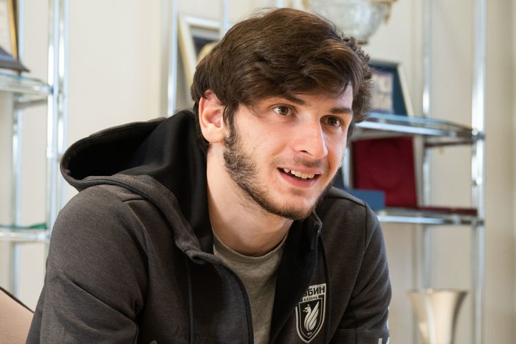 “Düşünürdüm ki, atam Messi və Ronaldodan yaxşı oynayır” - Kvaratsxeliya