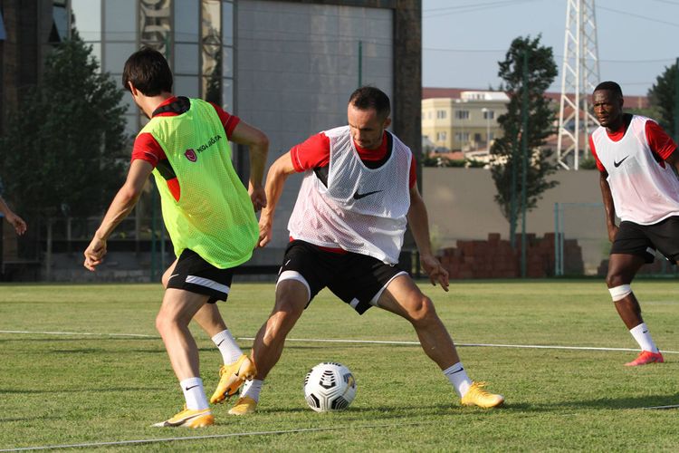“Bursaspor”a keçidini menecerlər pozdu - Namik Ələskərovun