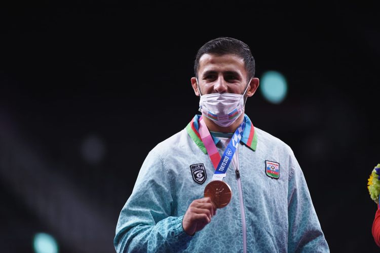 Rafiq Hüseynov fəxri kürsüdə - FOTOSESSİYA