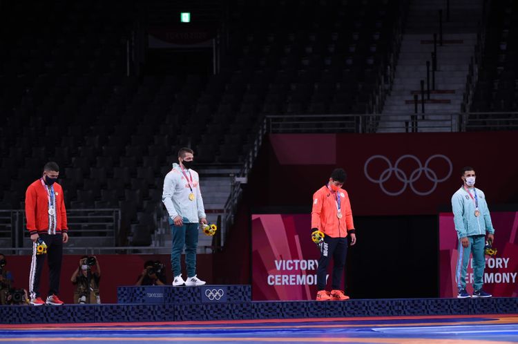 Rafiq Hüseynov fəxri kürsüdə - FOTOSESSİYA