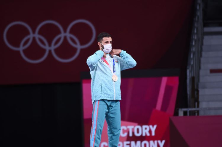 Rafiq Hüseynov fəxri kürsüdə - FOTOSESSİYA