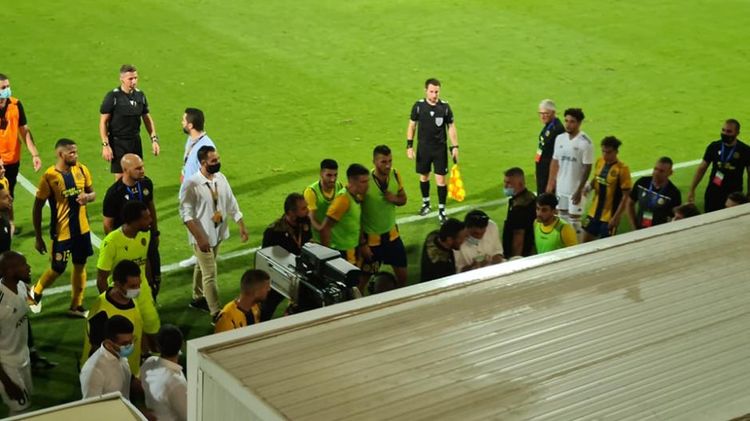 Kiprli azarkeşlərdən tərbiyəsizlik - “Qarabağ”ın oyunu bərpa olundu