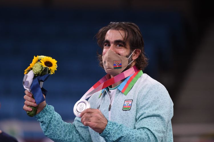 Rafael Ağayev fəxri kürsüdə - FOTOSESSİYA