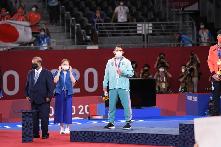 Hacı Əliyev fəxri kürsüdə - FOTOSESSİYA