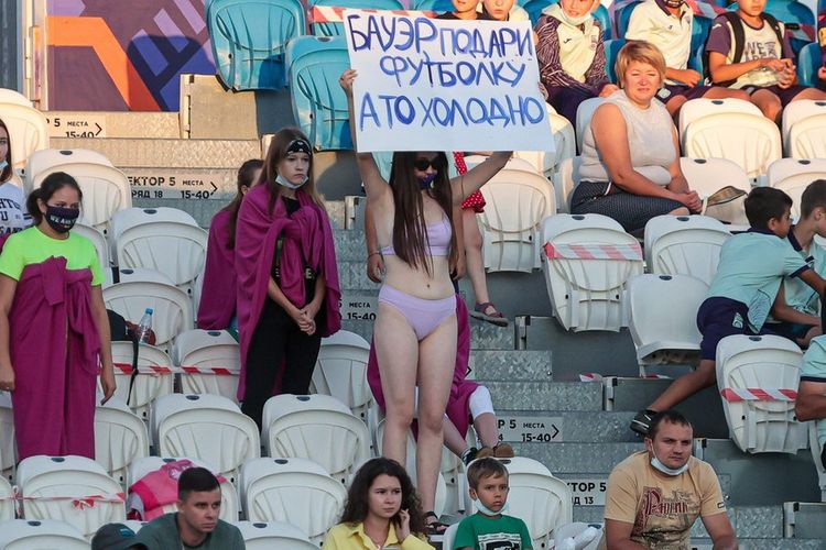 Tribunada soyundu, üşüdü, forma istədi – xanım azarkeş