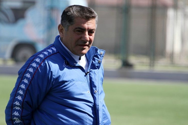 Qəhrəman Əliyev heç kimi tanımır: “Adını çəkirsən, qaşlarını tərpədir”