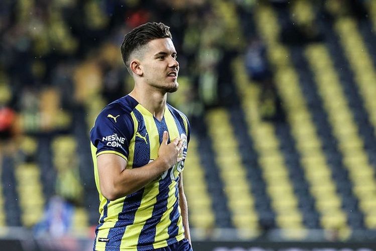 Niderlandlı futbolçuya milliləşmə təklifi: Yığmasını seç, maaşın artsın