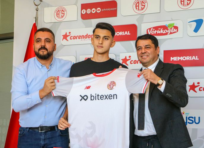 Millimizin futbolçusu “Antalyaspor”la 5 illik müqavilə bağladı