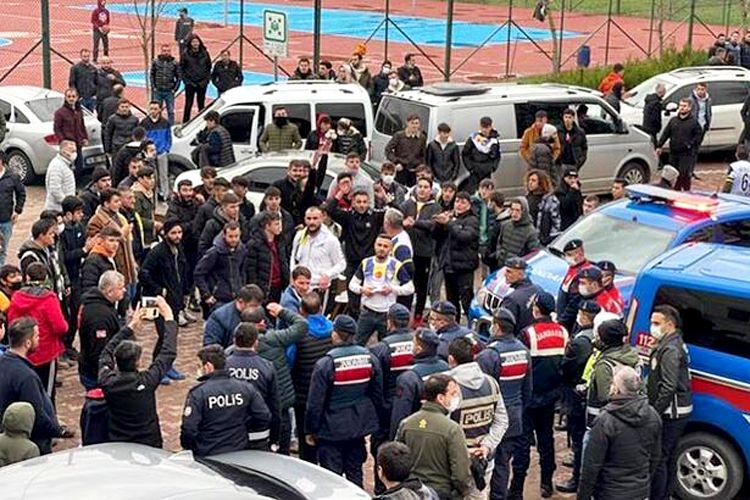 Türkiyə futbolunda qalmaqal: 25 azarkeş saxlanıldı