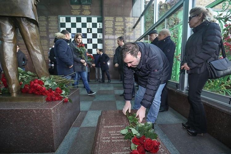 Memorialının iştirakçıları Vüqar Həşimovun məzarını ziyarət etdilər - FOTOSESSİYA