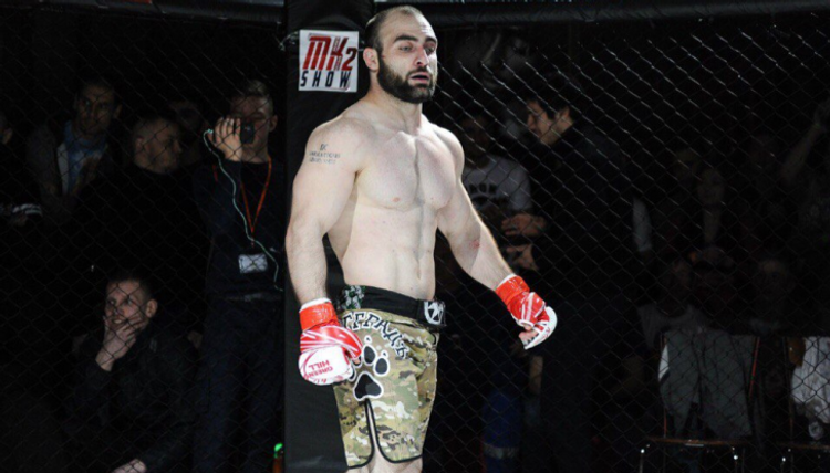 MMA döyüşçüsü ilə dalaşdı, balkondan düşdü - sevgilisi