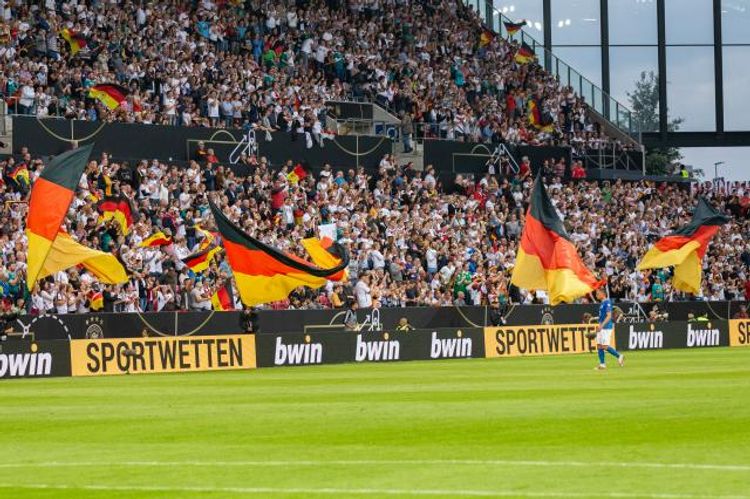 Azarkeşlər stadionlara buraxılacaq - Bundesliqada