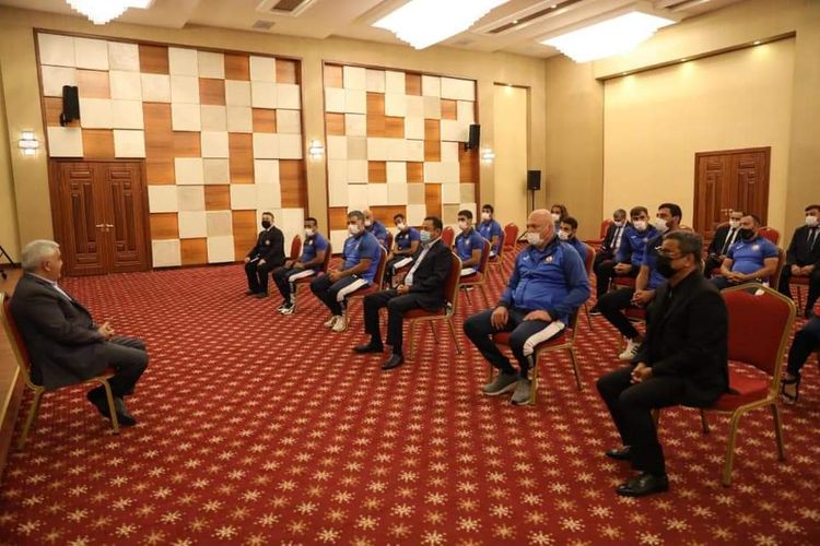 Milli komanda ilə görüşdü - Rövnəq Abdullayev