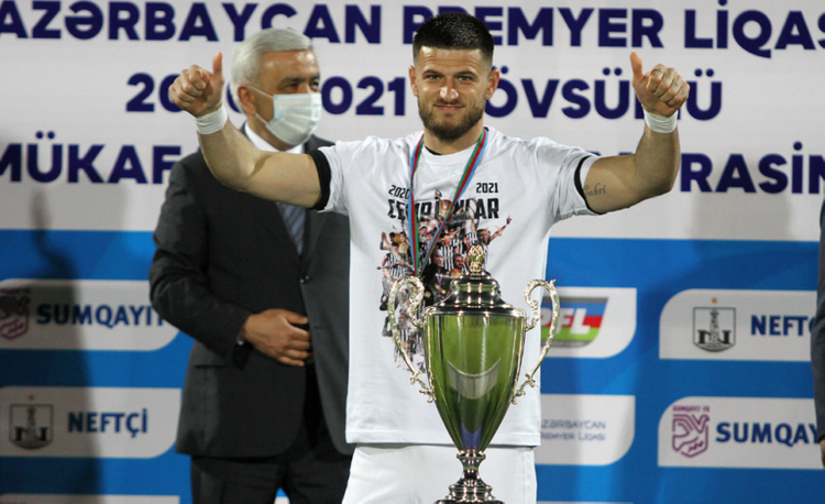 Albaniyalı futbolçusunu göndərir – “Neftçi”