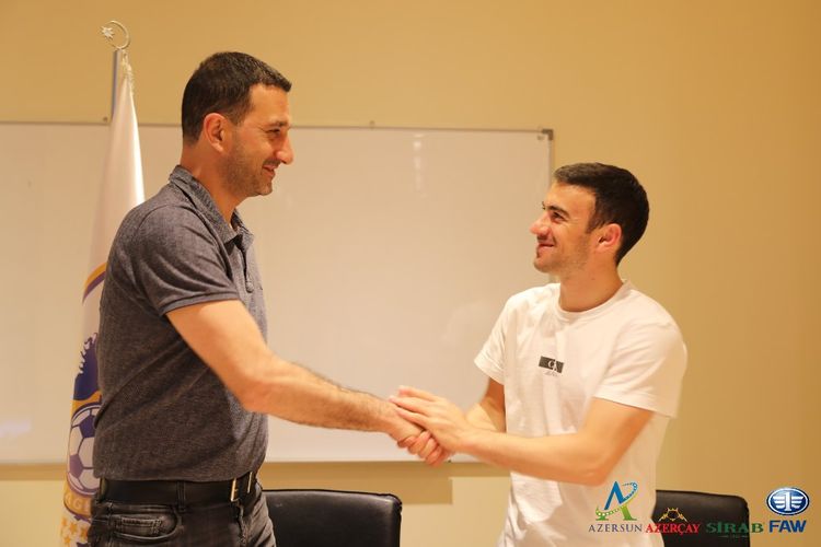 “Qarabağ” müqaviləni rəsmiləşdirdi - Qara Qarayevlə